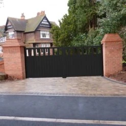 Partial Privacy Premium Aluminium Driveway Double Gates - Black -Halls || Lifetime || Keter Sales 02 rmg014dgblack insitu min